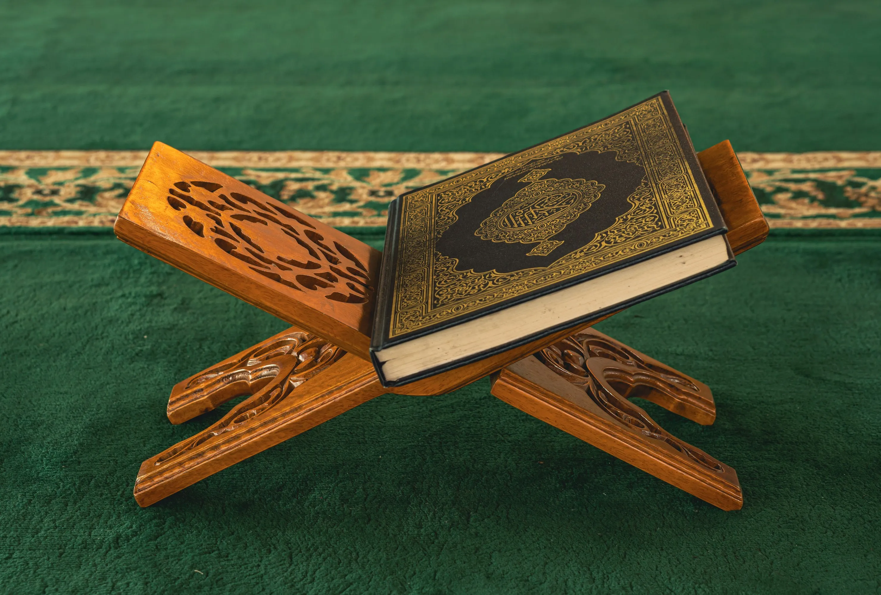 نسخة من القرآن في مسجد